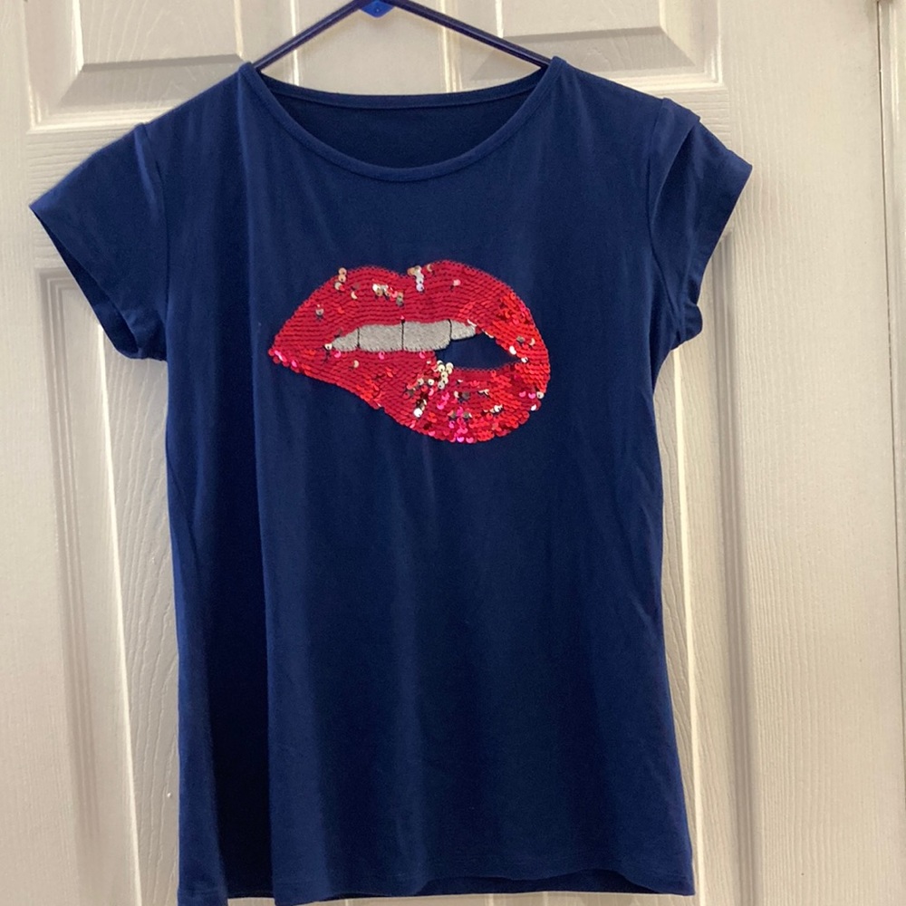 🌞 5 for $25. Women’s blue t-shirt with sequin lips. Size small. EUC